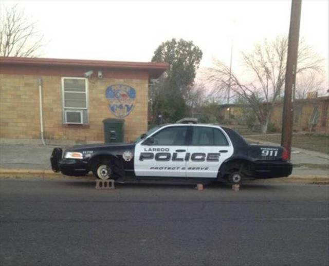 coche de policía estadounidense sin ruedas