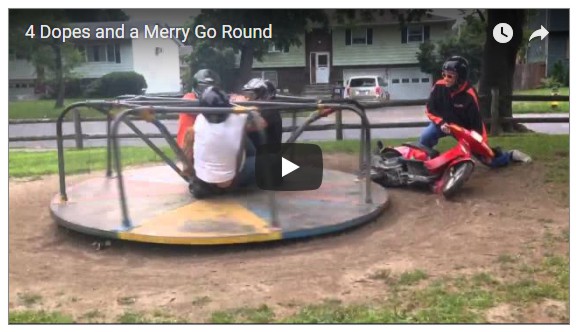 Colegas moto en parque niños