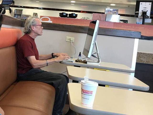 Gorron ordenador en cafetería